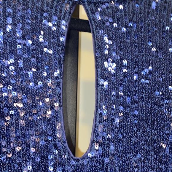 Short V-neck dress by Vince Camuto - Picture 4 of 8